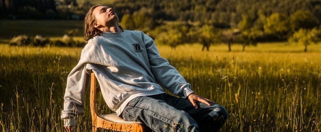 A guy sit on the bench and rest