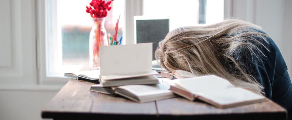 A woman feels she can't do it and lie down on the working table.